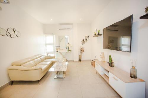 TV/trung tâm giải trí tại Accra Luxury Apartments @ Pine Court