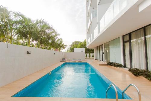una piscina en medio de un edificio en Accra Luxury Apartments @ Pine Court en Cantonments