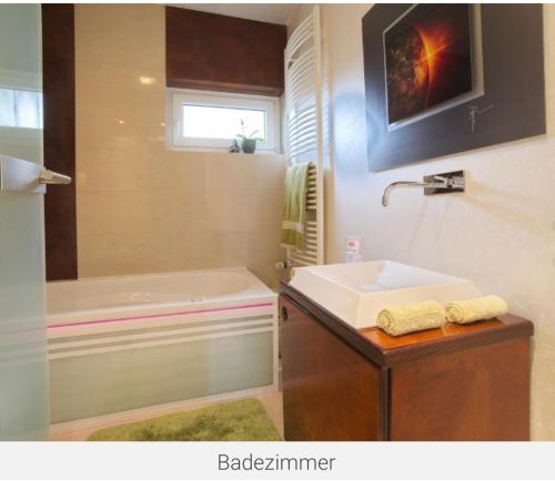 een badkamer met een bad, een wastafel en een douche bij Beste Lage in Bochum Sehr hochwertige, individuelle Wohnung als Hotelalternative mit Südterrasse, PKW-Stellplatz, Wallbox u.v.m. in Bochum
