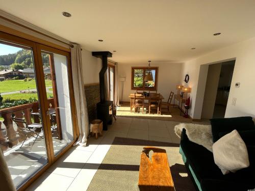 salon z kanapą i stołem w obiekcie Luxury penthouse apartment w mieście Essert-Romand