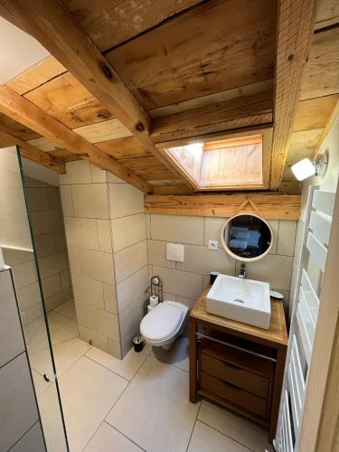 une salle de bain avec toilettes et lavabo dans l'établissement Luxury penthouse apartment, à Essert-Romand