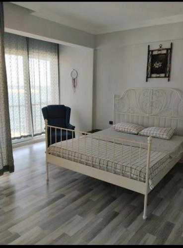 ein Schlafzimmer mit einem großen Bett und einem Stuhl in der Unterkunft Toskana otel restorant in Şarköy