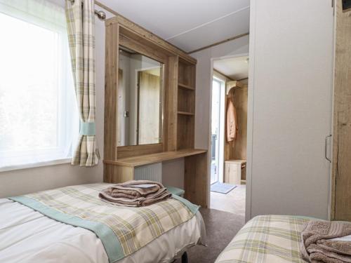 Una cama o camas en una habitación de Hazel Lodge