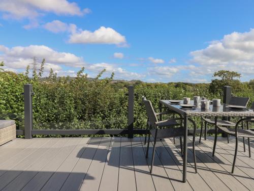 Un balcón o terraza en Hazel Lodge