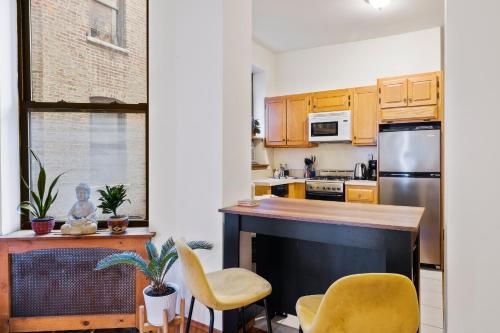 ニューヨークにあるCentral Living at Columbia universityのキッチン(黄色の椅子、カウンタートップ付)