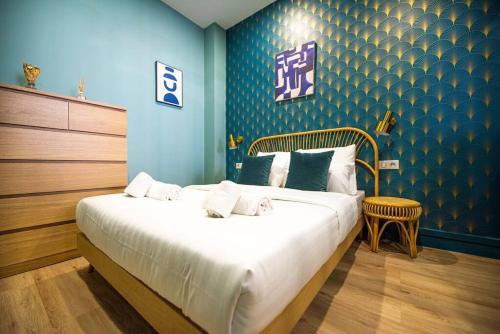 une chambre avec un grand lit avec un mur bleu dans l'établissement Beautiful Apartment close to Eiffel Tower, à Paris