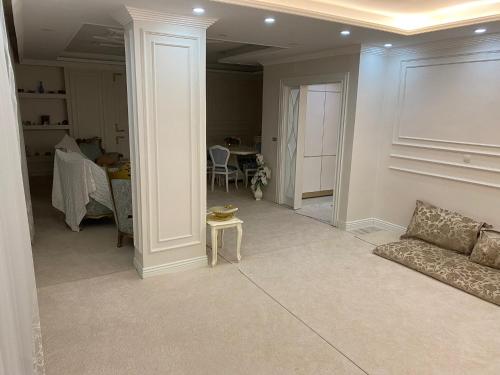 een woonkamer met een bank en een tafel bij Luxury Flat / Lux Daire Cizre in Jesıret ibn Omar