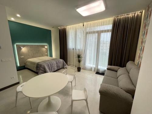 a living room with a couch and a table and a bed at Aljama Burgos in Burgos