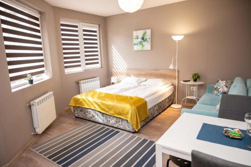 um quarto com uma cama e uma sala de estar em All Seasons Apartments Iglika 2 em Borovets