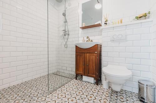 a bathroom with a toilet and a sink and a shower at ALBERT RESIDENCE Aparthotel in Braşov