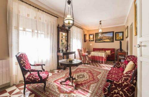 un soggiorno con divano, sedie e tavolo di Apartamentos Salmerones ad Alhama de Granada
