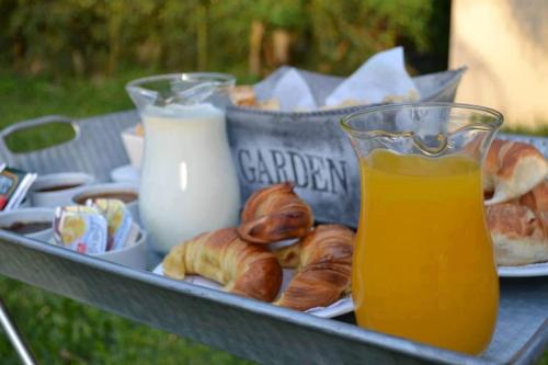 un vassoio di pasticcini e un bicchiere di succo d'arancia di La Agustina Apart Boutique a Colón
