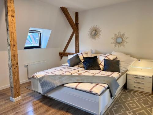 Schlafzimmer mit einem Bett und einem Wandspiegel in der Unterkunft Apartment Kander in Görlitz