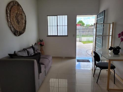 een woonkamer met een bank en een tafel bij Apartamento com garagem no maior setor comercial de BV in Boa Vista
