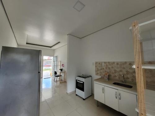 een keuken met een wastafel en een fornuis bij Apartamento com garagem no maior setor comercial de BV in Boa Vista