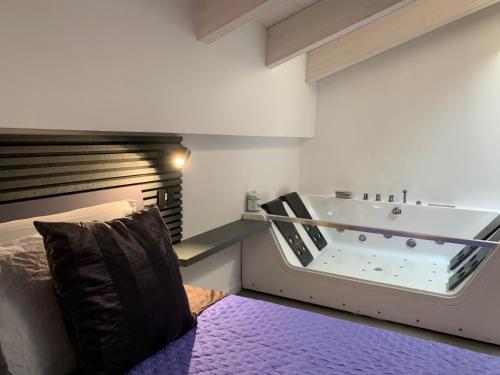 a bathroom with a tub and a purple rug at Villa Primodì in Bologna
