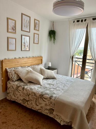 una camera da letto con un letto grande e una finestra di El Torreón del Pilar. Opción de parking a Saragozza