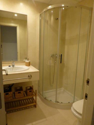 La salle de bains est pourvue d'une douche et d'un lavabo. dans l'établissement Relajate junto al mar en apartamento Cala Alta, à La Cala de Finestra