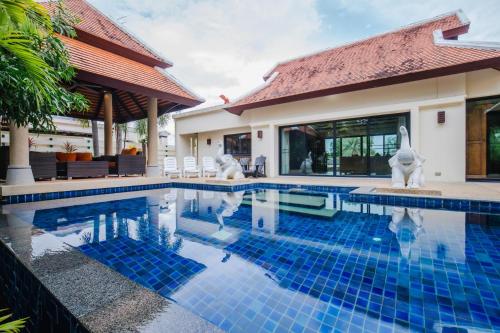 Villa con piscina y casa en Lotus Pool Villa en Rawai Beach