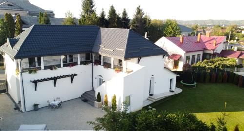 une vue aérienne sur une maison blanche avec un toit dans l'établissement Casa Bolta Rece, à Sighetu Marmaţiei