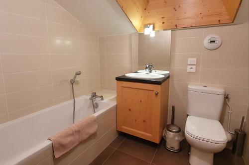 une salle de bain avec un lavabo, des toilettes et une baignoire dans l'établissement Le Clos B11 - 3 bedroom apartment 5 minutes walk to the square, à Samoëns
