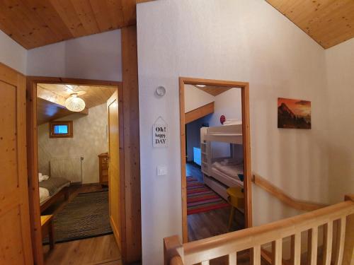 een hal die leidt naar een kamer met een slaapkamer bij Le Clos B11 - 3 bedroom apartment 5 minutes walk to the square in Samoëns