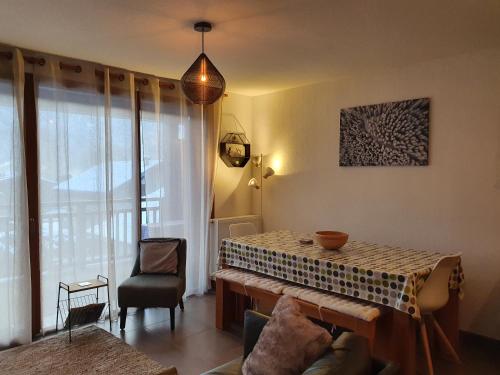 un salon avec une table et une chaise dans l'établissement Le Clos B11 - 3 bedroom apartment 5 minutes walk to the square, à Samoëns