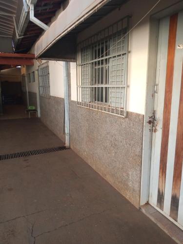 uma entrada para um edifício com janelas com barras em Kitnets para temporada em Uberaba