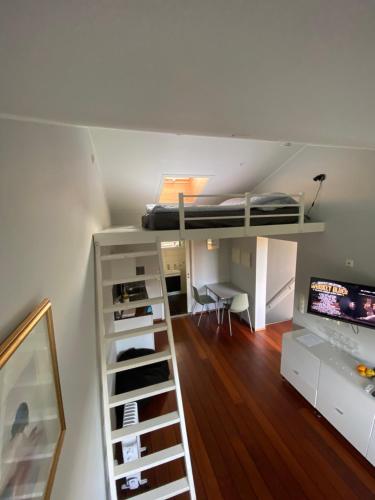 Zimmer mit einem Hochbett und einem Schreibtisch in der Unterkunft Sleep with the stars in Oslo