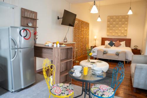 een woonkamer met een keuken en een slaapkamer bij Casa Boutique Galvez in Lima