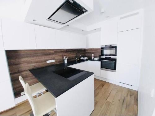 Kuchyň nebo kuchyňský kout v ubytování Luxury 2 bedrooms with Parking&Terrace - CD5