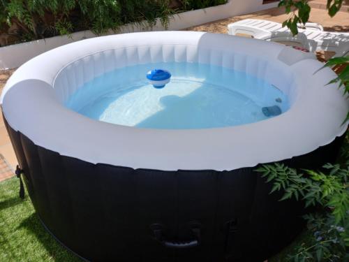 una bañera de hidromasaje circular en un patio con en La Villa, Alojamiento Rural, en Iznájar