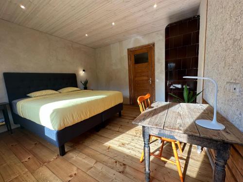 ヴィリャンディにあるMagical two bedroom apartment in Viljandiのベッドルーム(ベッド1台、テーブル付)