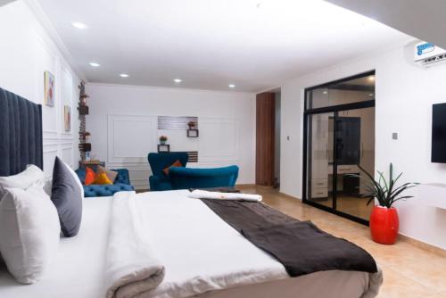 Postel nebo postele na pokoji v ubytování The Grosvenor Suites Gwarinpa Abuja