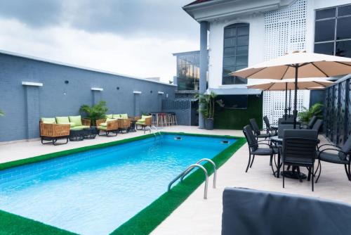 Bazén v ubytování The Grosvenor Suites Gwarinpa Abuja nebo v jeho okolí