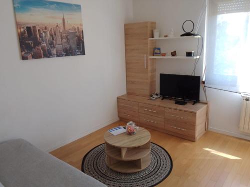 a living room with a tv and a coffee table at Apartman Bruna in Zagreb