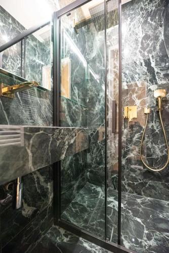 une salle de bain avec une douche avec une porte vitrée dans l'établissement Lovely flat in eiffel tower area, à Paris