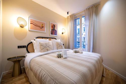 - une chambre dotée d'un grand lit avec deux bougies dans l'établissement Lovely flat in eiffel tower area, à Paris