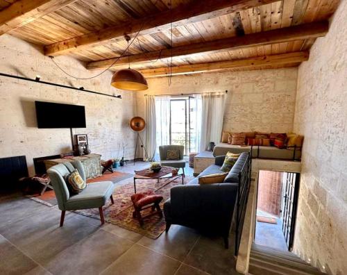 於爾居普的住宿－Casa Chilai Cappadocia，带沙发和电视的大型客厅