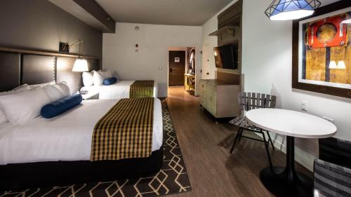 Hotel Indigo Hattiesburg, an IHG Hotel في هاتييسبورغ: غرفة فندقية بسريرين وطاولة