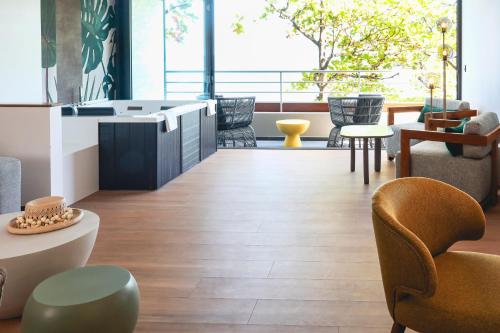 a room with chairs and tables and a counter at Le Tahiti by Pearl Resorts in Papeete