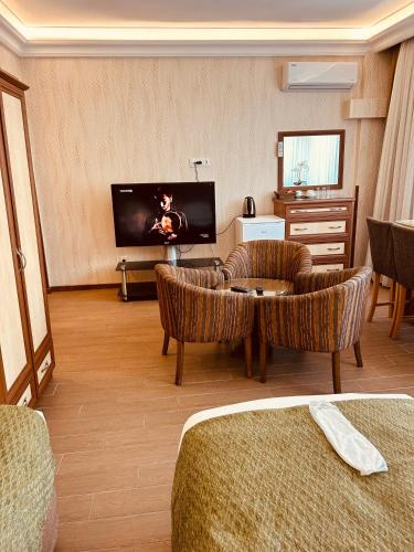 TV a/nebo společenská místnost v ubytování Lily Rooms