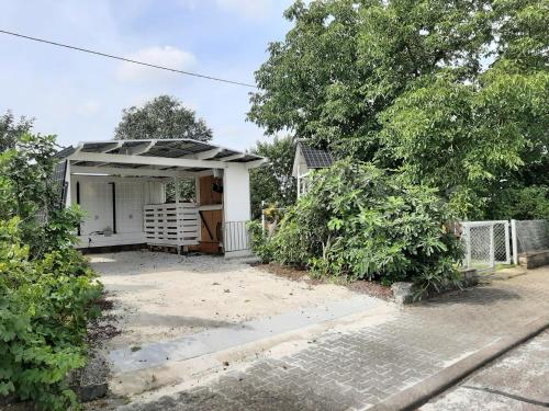 a small white garage with a roof at Chalet im Spiel- und Obstgarten in Keidelheim