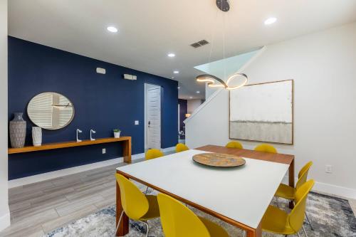 Comfy Modern House w Pool Perfect Location photo 8