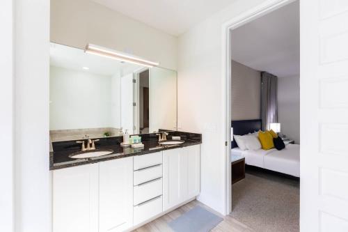 En eller flere senge i et værelse på Comfy Modern House w Pool Perfect Location