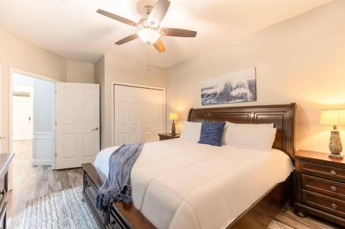 um quarto com uma cama e uma ventoinha de tecto em 3BR Townhouse w Perfect Location em Orlando
