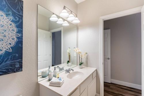 3BR Townhouse w Perfect Location photo 38