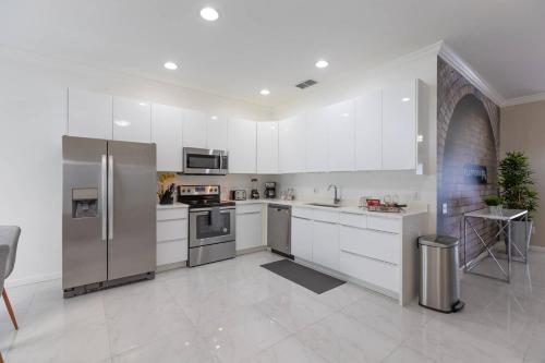 4br House w Perfect Location Pool and Much More photo 9
