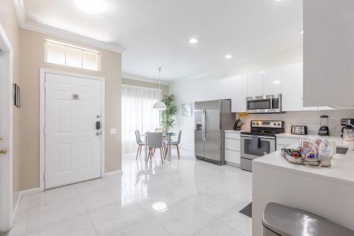 4br House w Perfect Location Pool and Much More photo 11