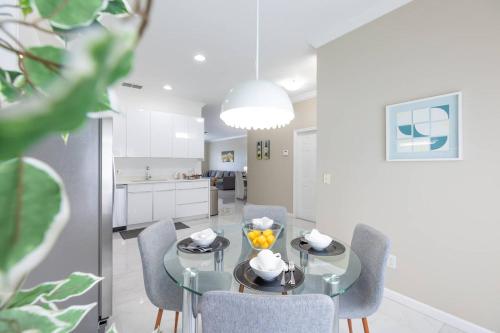 4br House w Perfect Location Pool and Much More photo 16
